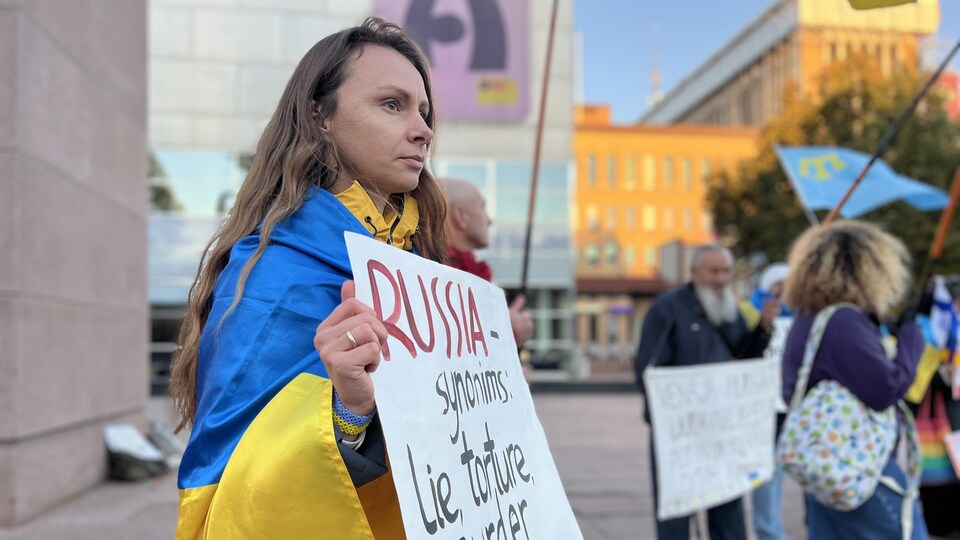 Nadiia Fedorova, membre de l'Association des Ukrainiens en Finlande, lors d'une manifestation.