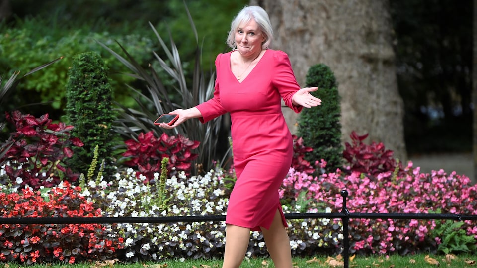La ministre britannique de la Culture, Nadine Dorries, marchant sur Downing Street, à Londres.