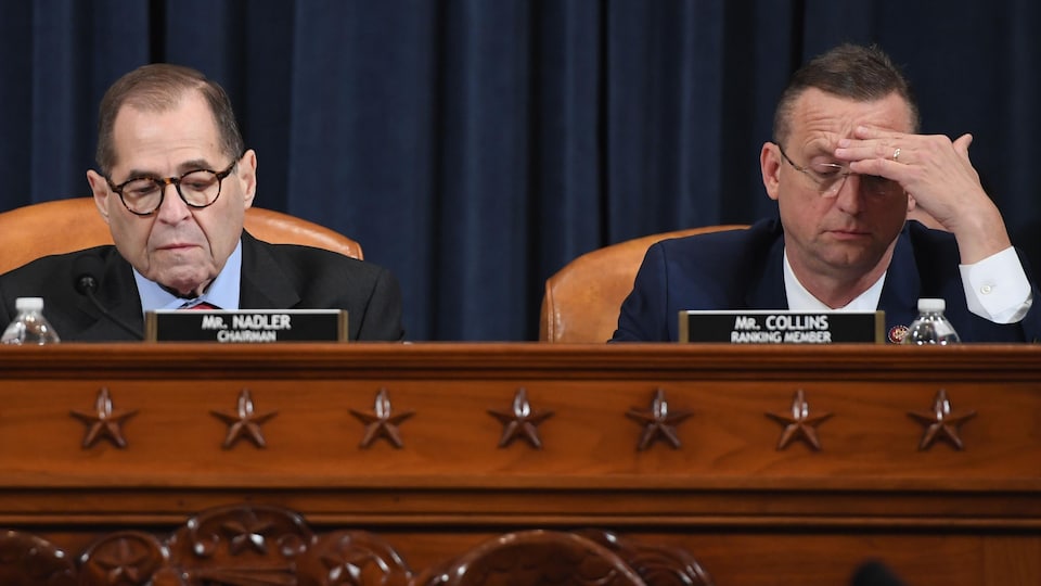 Le président du Comité judiciaire de la Chambre des représentants, Jerry Nadler, et le républicain le plus haut placé du Comité, Doug Collins, assis côte à côte, regardent vers leur bureau.