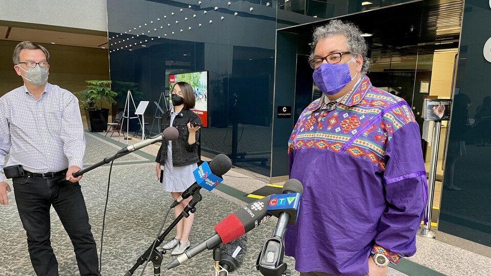 Naheed Nenshi en point de presse.