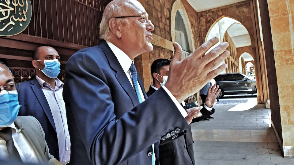 Najib Mikati, de profil, devant une mosquée.