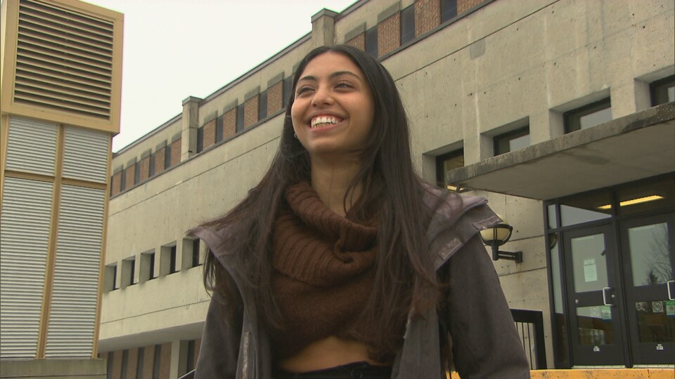 Najwa Badawi qui sourit devant le Cégep de Sherbrooke.