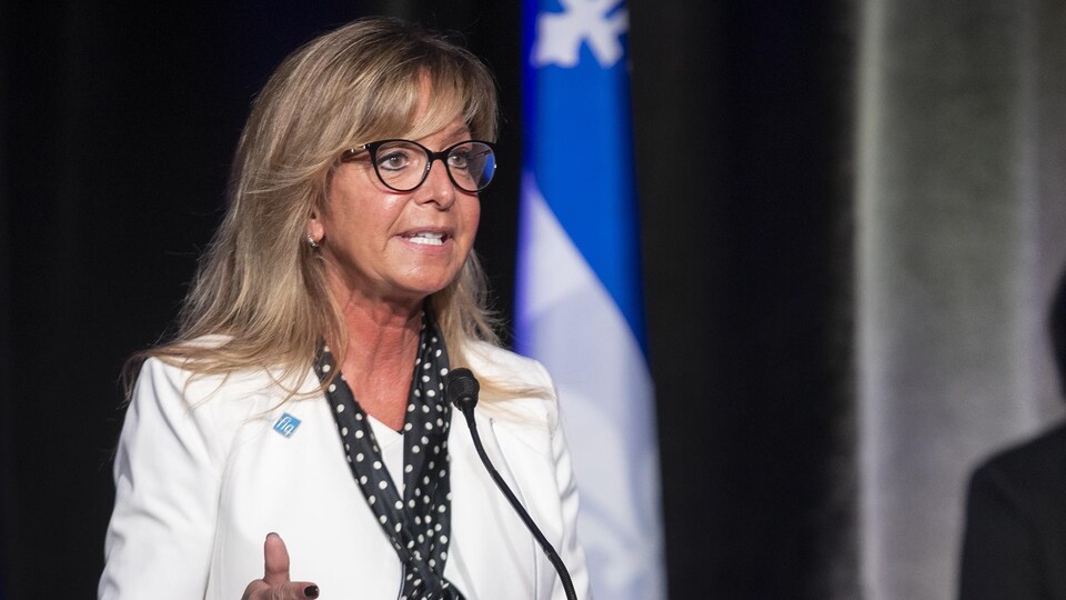 Nancy Bedard parle derrière un lutrin.