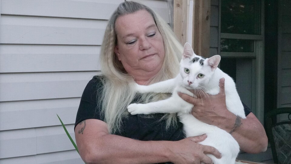 Nancy Jennings tient un chat blanc dans ses mains