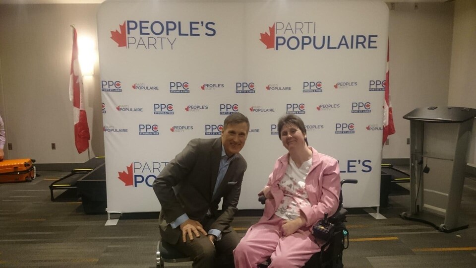 Un homme assis aux côtés d'une femme en fauteuil roulant.
