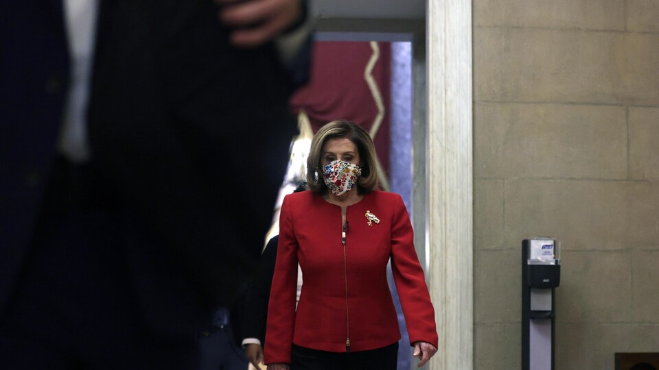 Nancy Pelosi marche dans le Capitole.