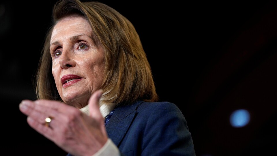 Nancy Pelosi parle en conférence de presse.