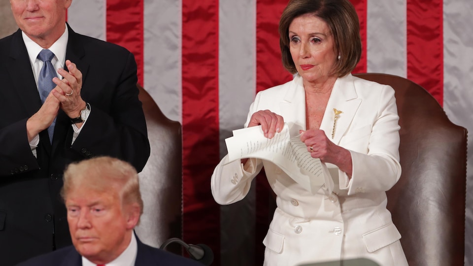 Nancy Pelosi déchire les pages sur lesquelles est imprimé le discours de Donald Trump.