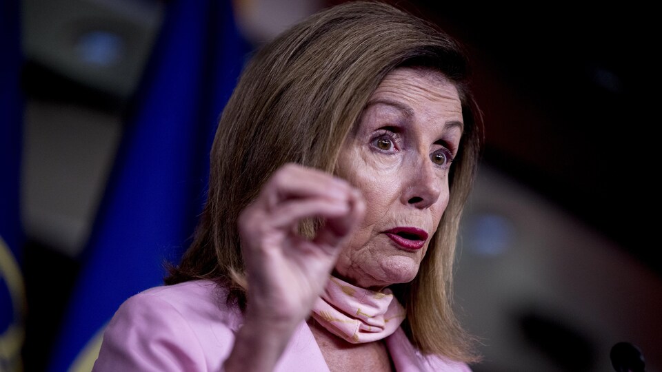 Nancy Pelosi parle dans un micro. 