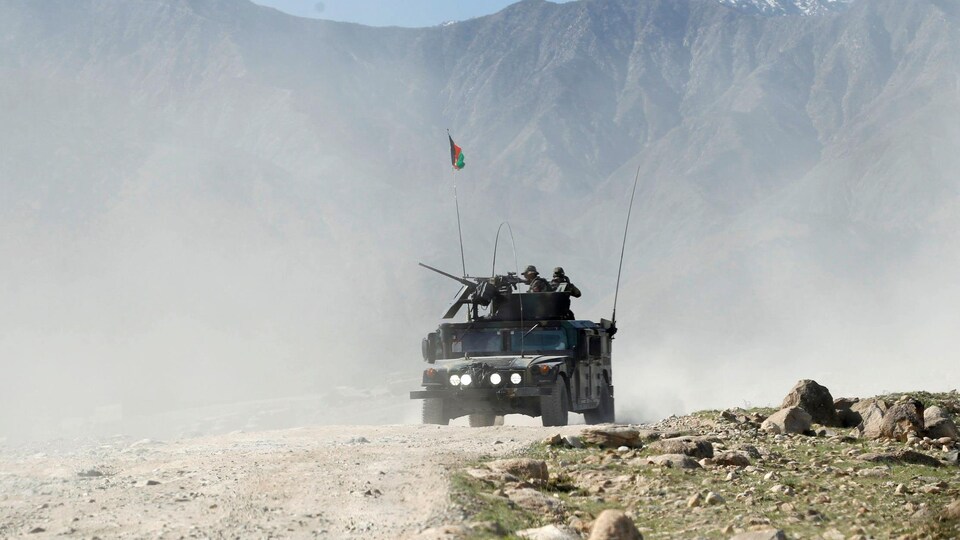 Les forces spéciales afghanes patrouillent le village de Pandola, situé près du site de l'explosion de la bombe américaine dans la province de Nangarhar, le 14 avril 2017.