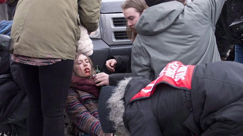 Naomie Tremblay-Trudeau a été blessé par le tir d'une bonbonne de gaz lacrymogène du policier Charles-Scott Simard le 26 mars 2015. 