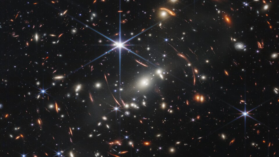 Une exposition longue de l'Univers où l'on peut voir une multitude de corps célestes scintiller.