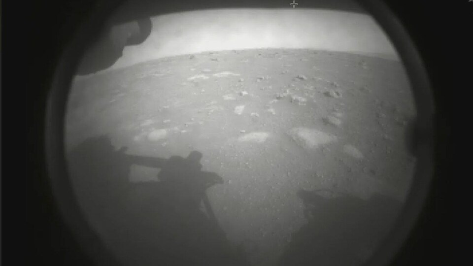 La première image de la surface martienne prise par le robot Perseverance.
