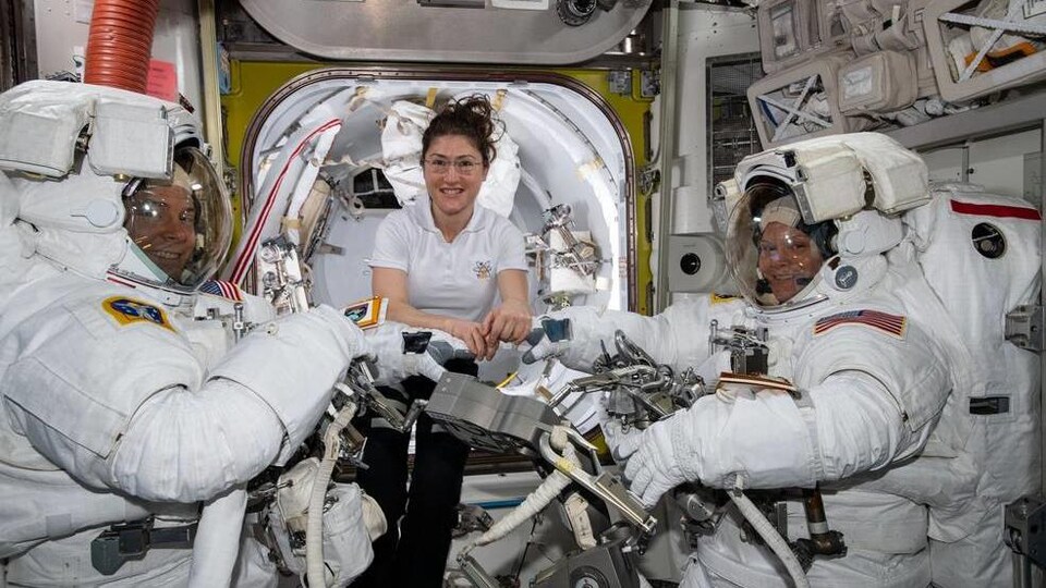 L'astronaute Christina Koch (centre) et ses collègues Nick Hague (gauche) et Anne McClain (droite).