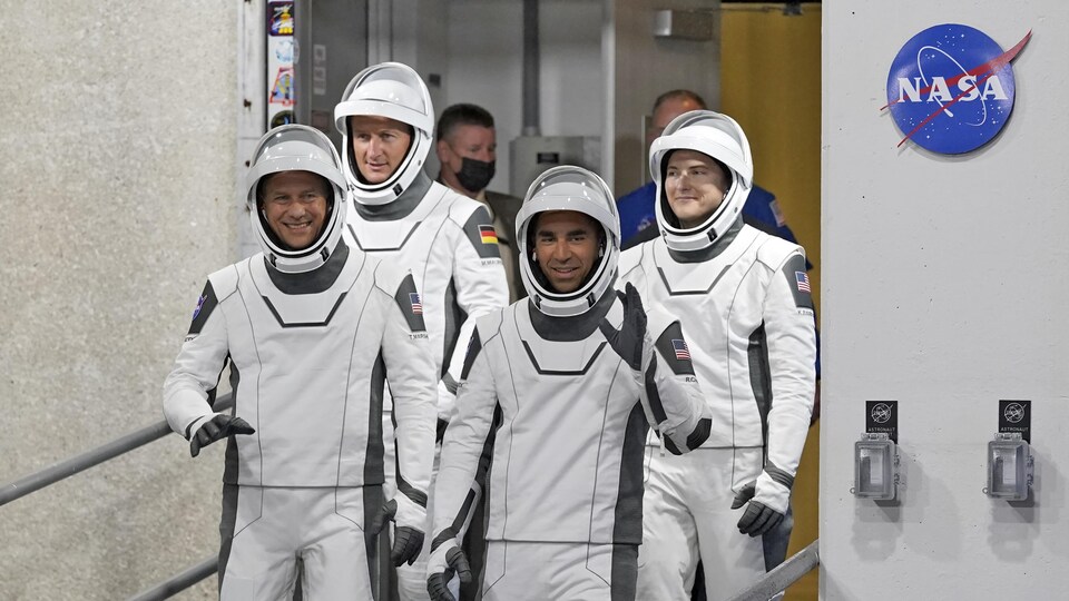 Ces astronautes ont voyagé vers la Station à bord d'un vaisseau Dragon de SpaceX.