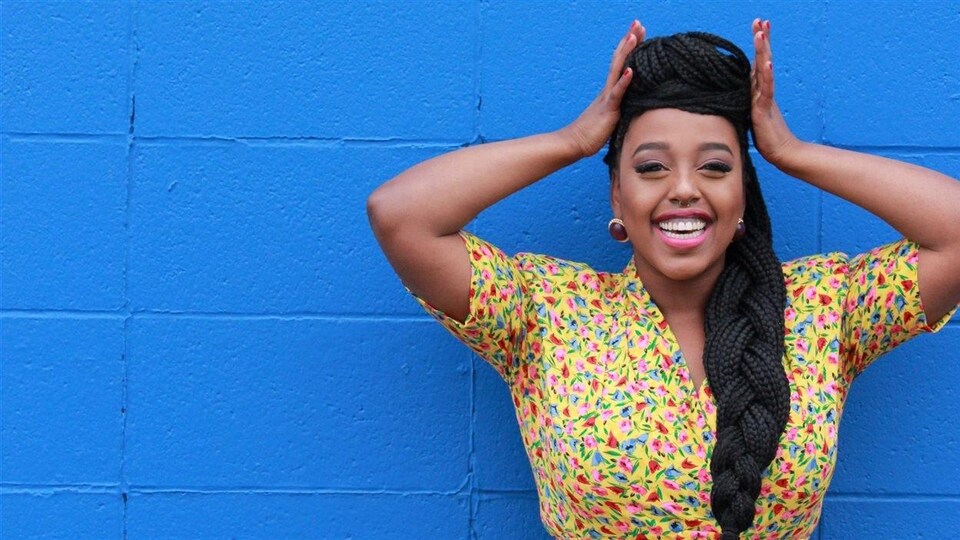 Nasra Adem, poétesse lauréate des jeunes à Edmonton et membre du groupe Black Girl Magic.