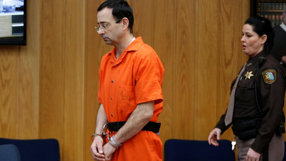 Larry Nassar vêtu de sa combinaison orange de prisonnier.