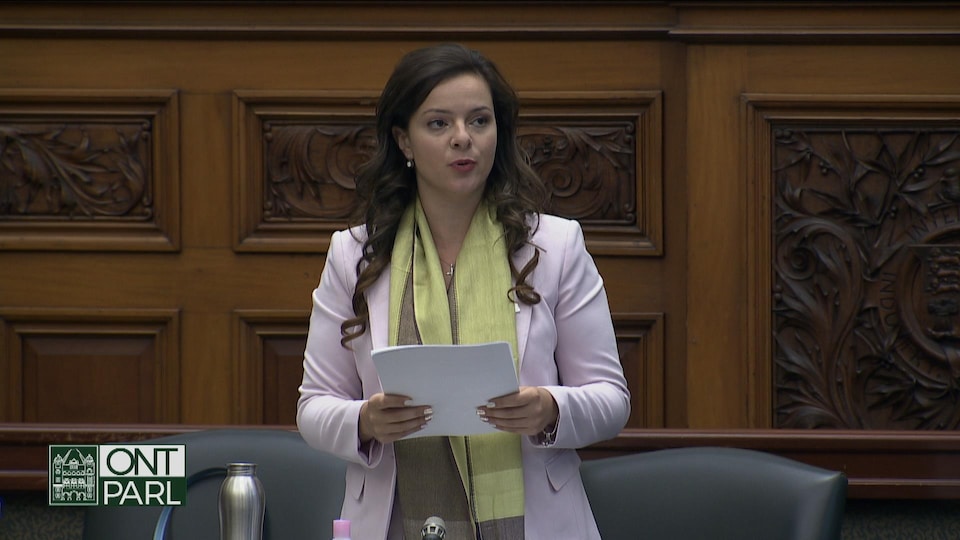 La députée Natalia Kusendova parle de son projet de loi à Queen's Park. 