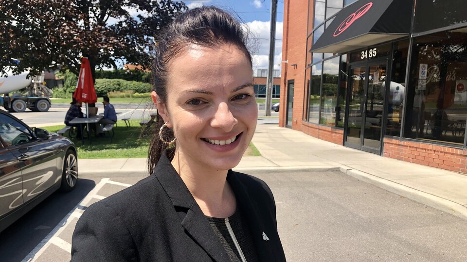 Natalia Kusendova dans le stationnement d'une pizzeria fait la tournée de sa circonscription de Mississauga-Centre
