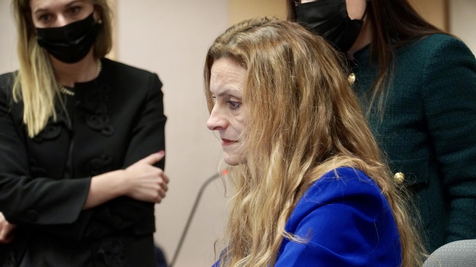 La sous-ministre adjointe en charge des Aînés au ministère de la Santé et des Services sociaux, Natalie Rosebush, se prépare à témoigner devant la coroner, le 1er décembre 2021.