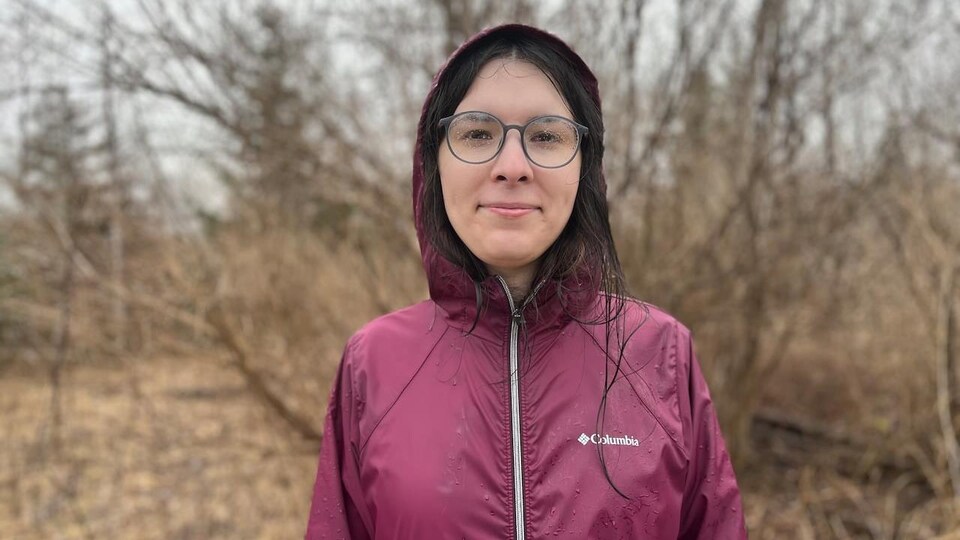 Un portrait de Natalie Rudkins sous la pluie.