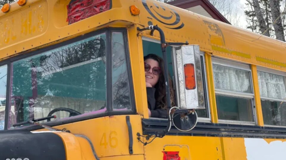 Natasha Ernst au volant de l'autobus.