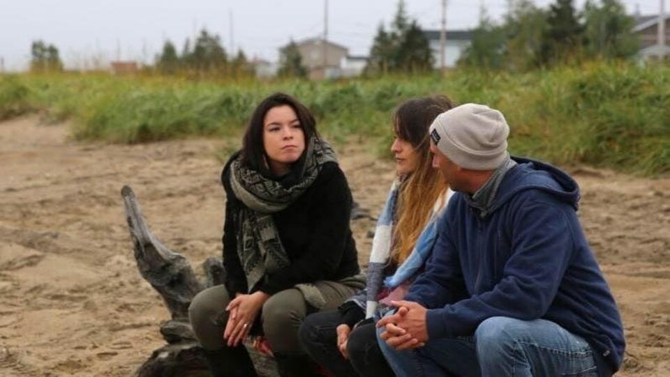 Natasha Kanapé Fontaine en compagnie de deux jeunes à Pessamit. 