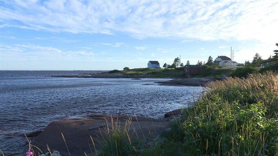 Le village de Natashquan sur le bord de l'eau.