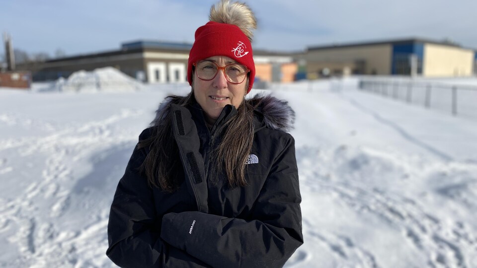 Nathalie Gauthier se trouve devant le chantier de l'école secondaire Mont-Bleu sous la neige.