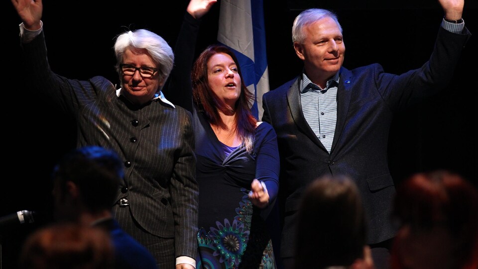 Nathalie Leclerc, candidate du PQ dans Charlevoix–Côte-de-Beaupré, entourée d'Agnès Maltais et de Jean-François Lisée.