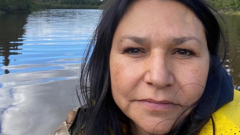 Nathalie Rankin porte une veste de flottaison sur un lac.