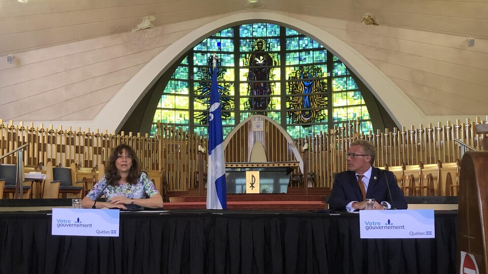 Les deux personnes attablées dans la cathédrale.