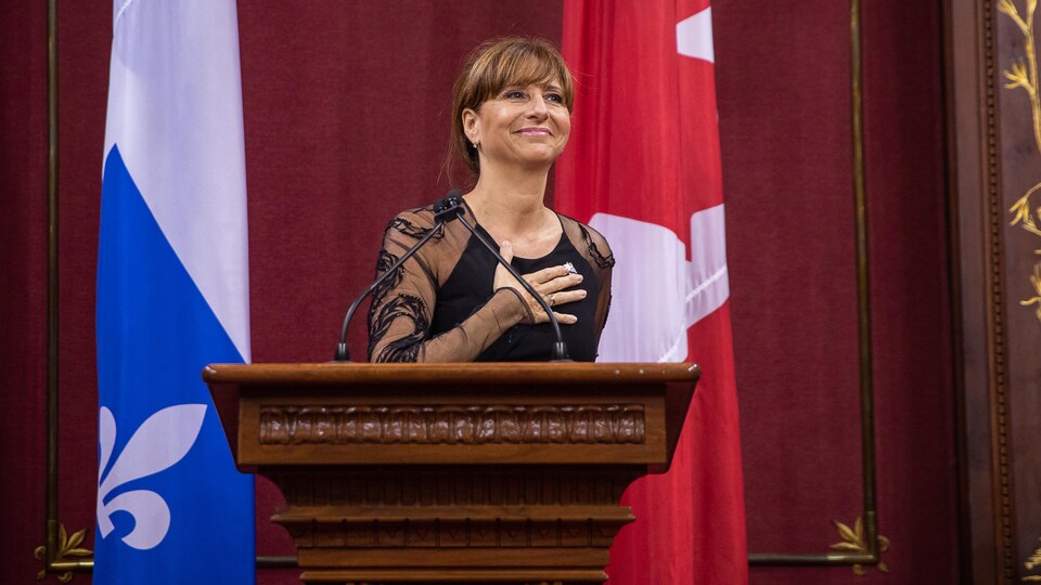 Nathalie Roy, remercie ses collègues, une main sur le coeur.