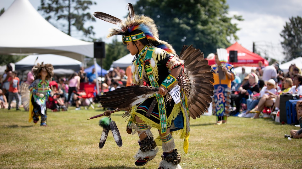Un membre de la Nation Squamish dans son regalia danse lors d'un pow-wow.