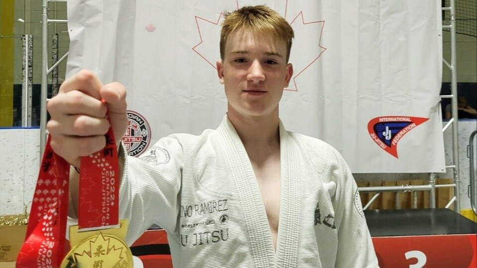 Gyphon Taylor tient une médaille d'or.