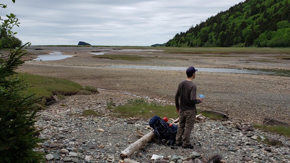 Une personne dans la nature avec son sac à dos.