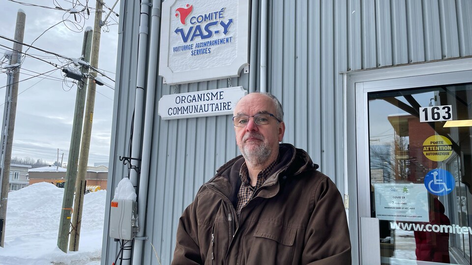 François Drolet devant les bureaux du Comité Vas-Y.