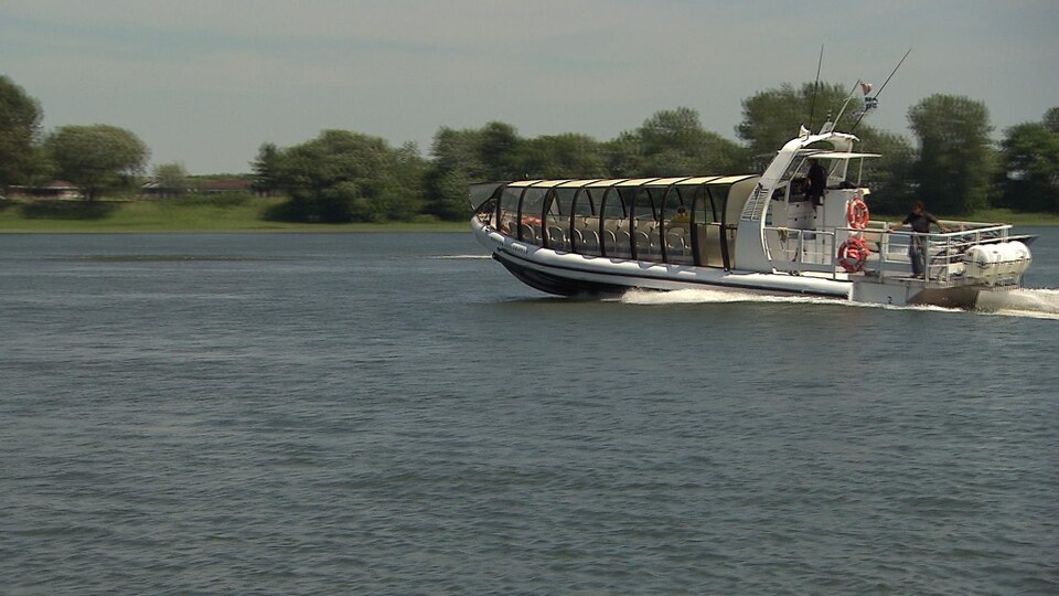 La navette s'éloigne sur l'eau.