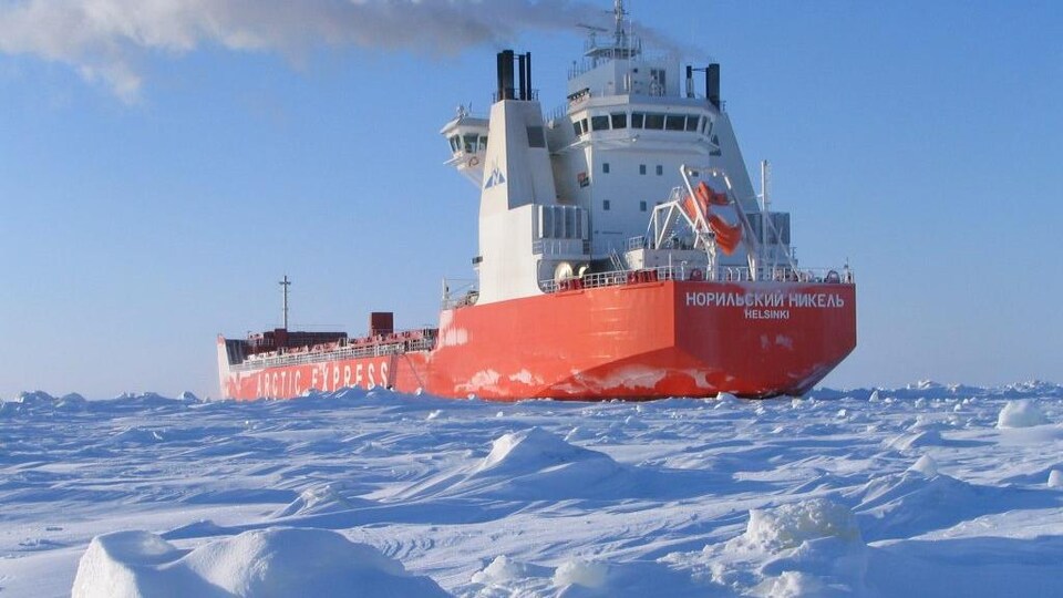 Un navire construit par Helsinki Shipyard brise de la glace dans les eaux nordiques.