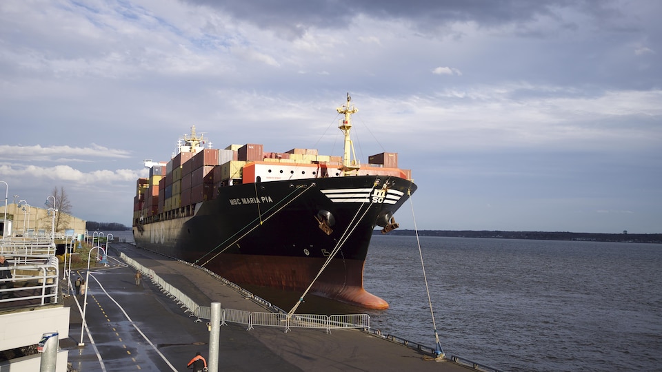 Le navire accosté au port.