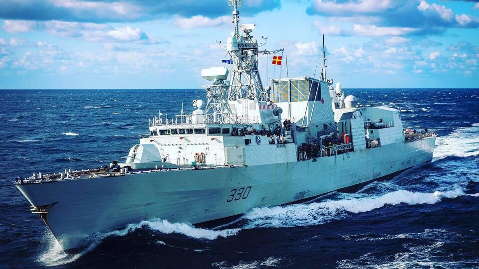 Le navire de la marine royale canadienne, le NCSM Halifax.