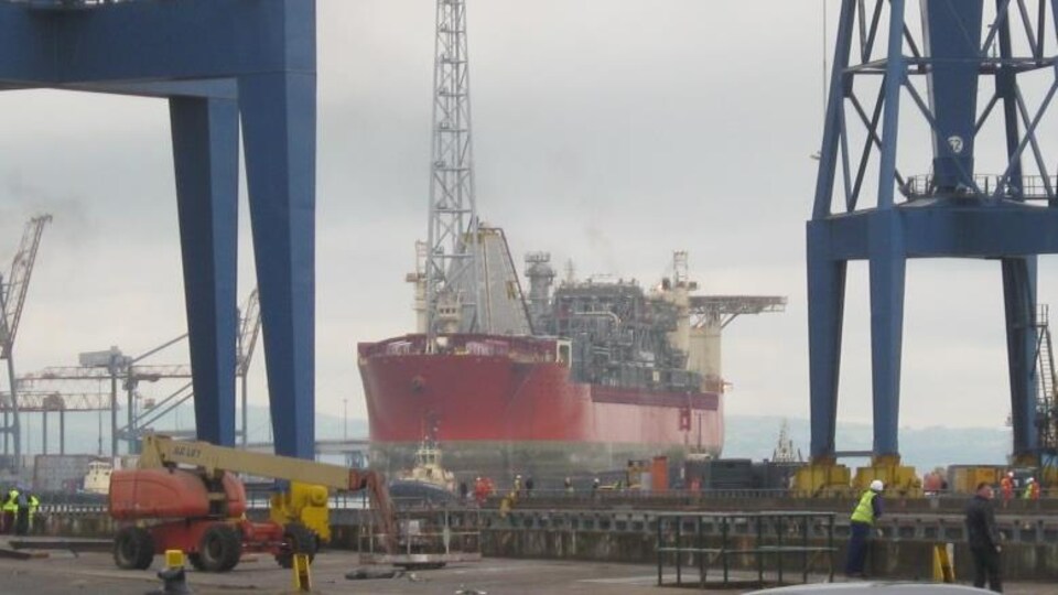 Un navire de production et de stockage pétrolier près d'un quai