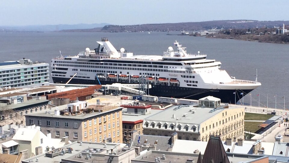 Le navire Veendam est accosté au port de Québec.