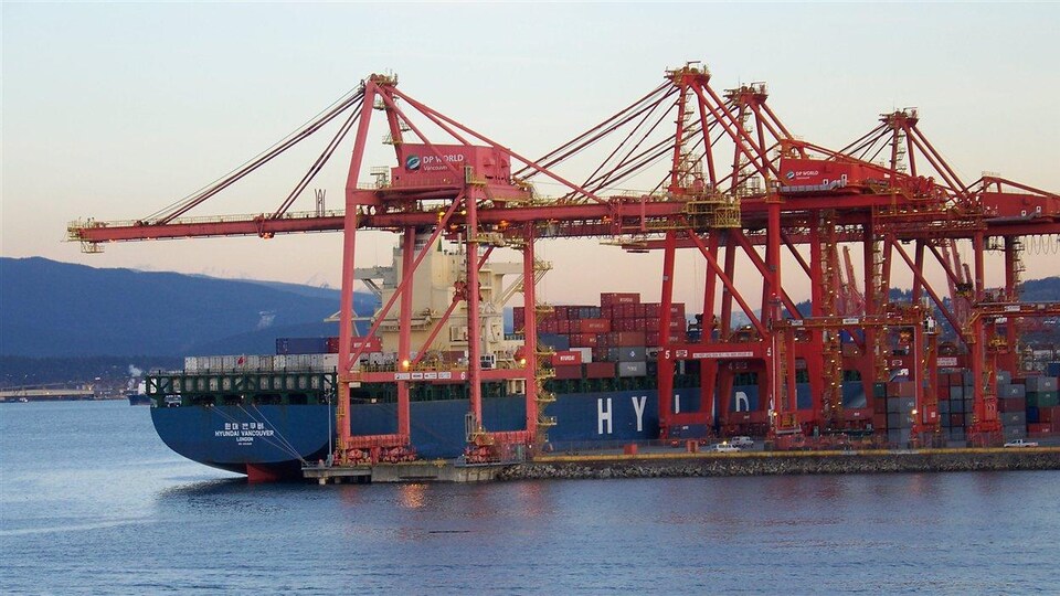 Un porte-conteneur dans le port de Vancouver.