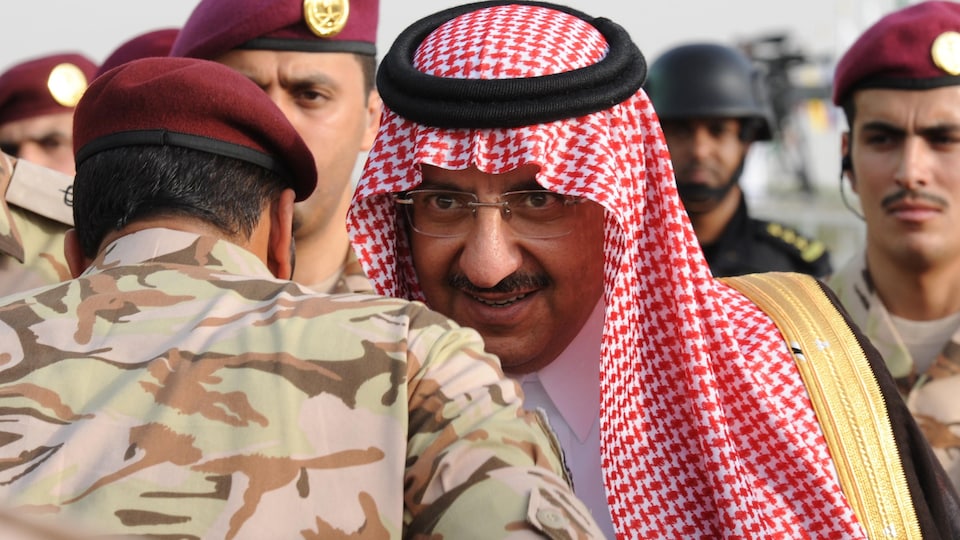 Un prince saoudien saluant un officier de l'armée.