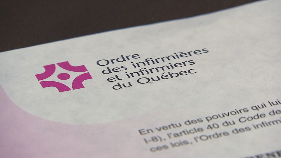Une lettre de résultat d'examen d'accréditation de l'Ordre des infirmières et infirmiers du Québec.