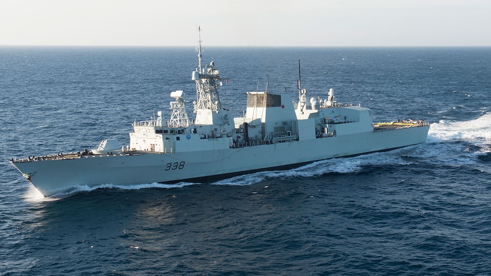 Le NCSM Winnipeg navigue en pleine mer.