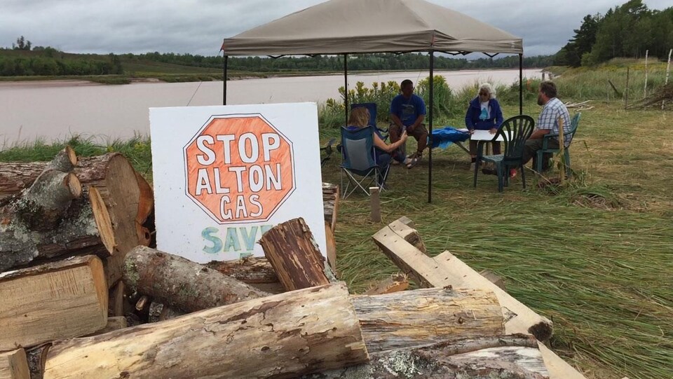 Les opposants au projet d'Alton Gas sont sommés de quitter les lieux par l'entreprise.