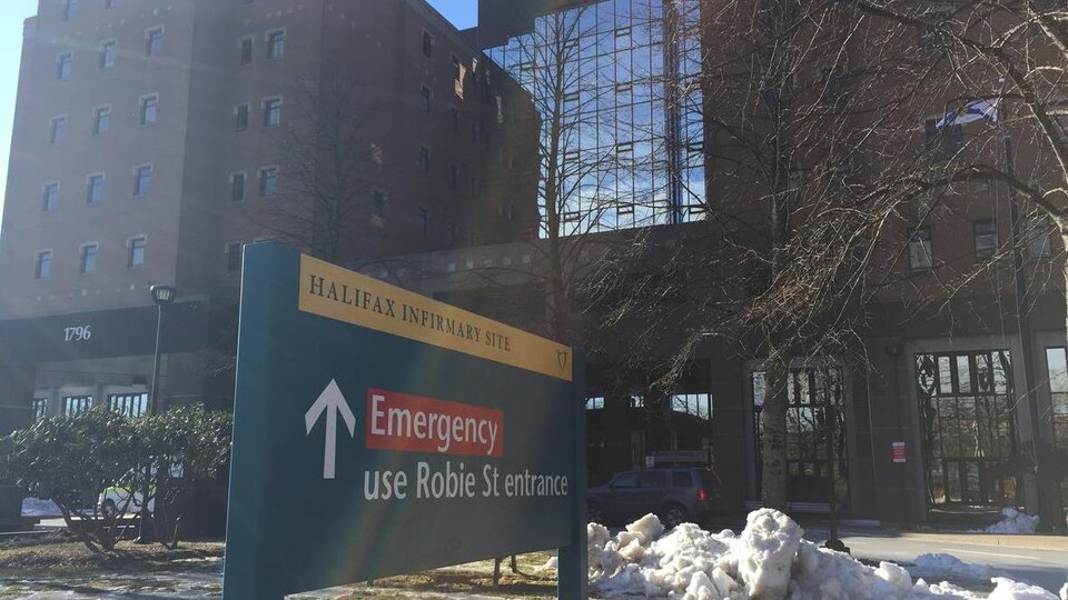 Un panneau, placé devant l'Infirmerie d'Halifax, un des édifices du Centre des sciences de la santé Queen Elizabeth II, indique l'entrée de l'urgence. 