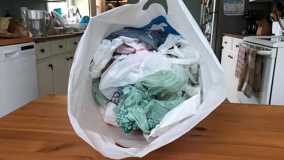 Un sac de plastique rempli d'autres sacs de plastique. 